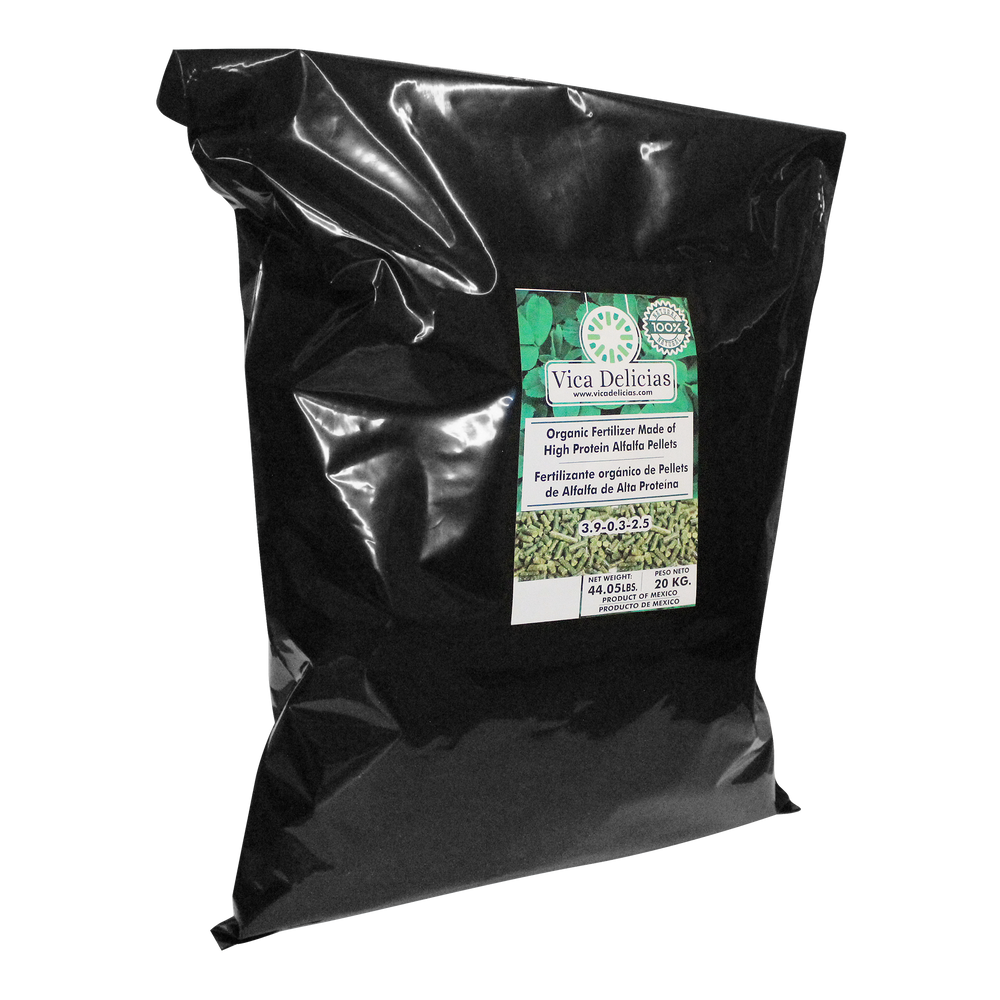 Bolsa con pellets de alfalfa para uso como fertilizante orgánico